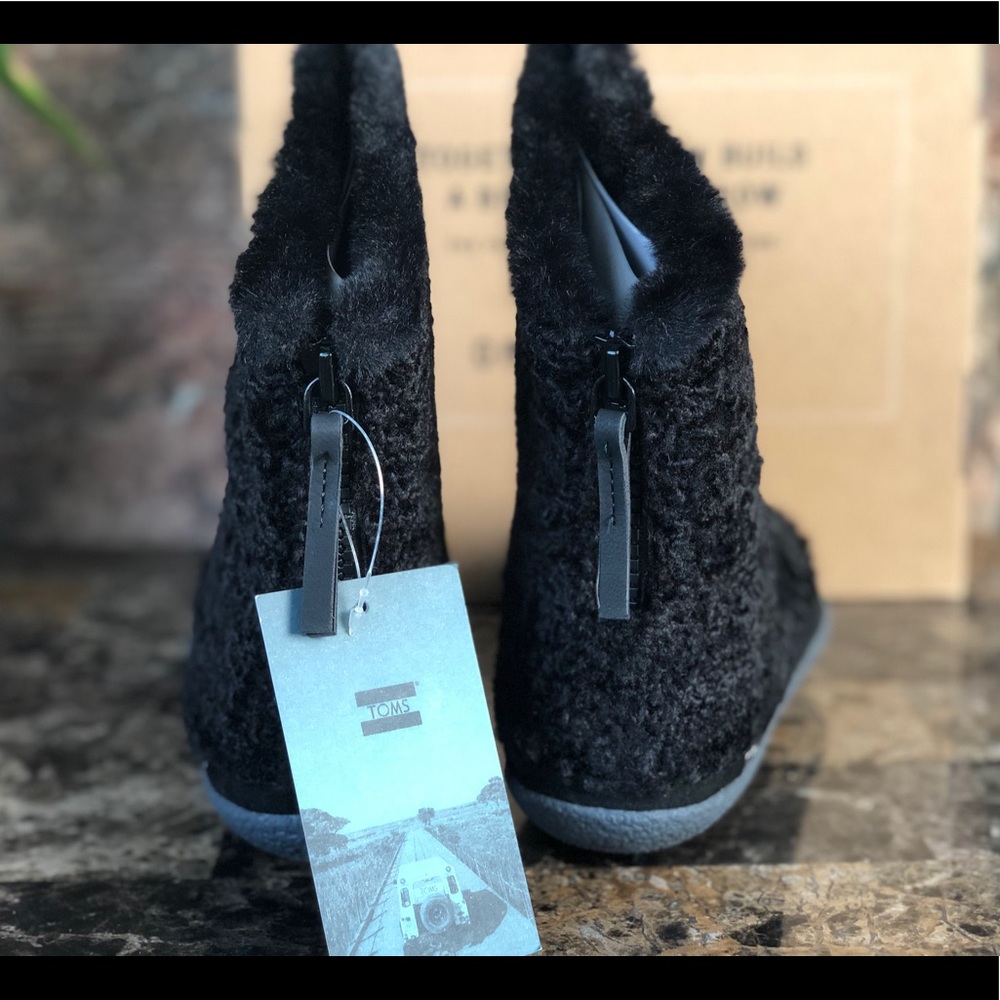 TOMS Women's Plush Faux bootie slippers - Picture 11 of 12